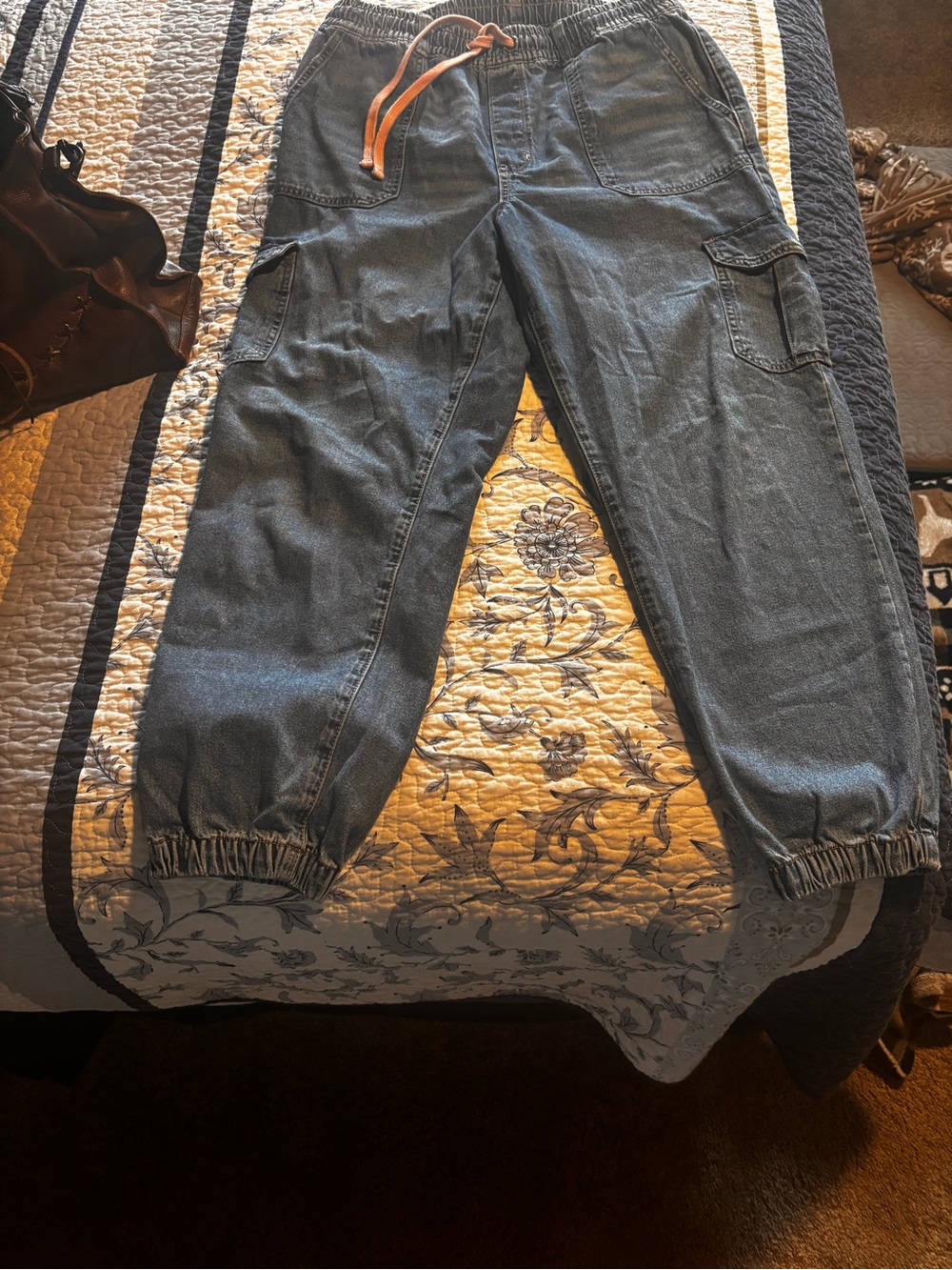 American Eagle Outfitters Blue Cropped Cargo Jeans with Pink Drawstring Accent - Picture 10 of 10